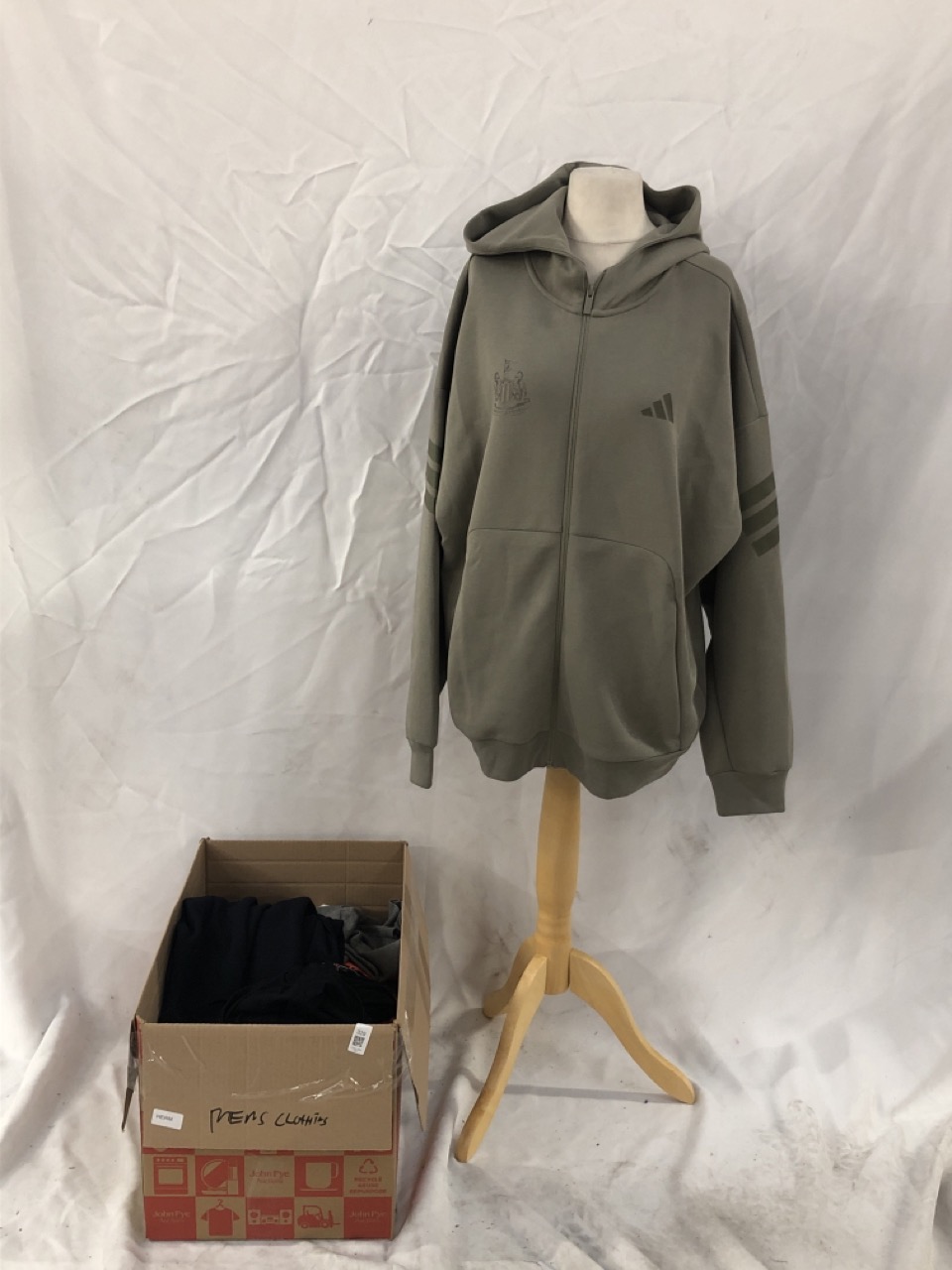 Lot 329  
            Edinburgh SR33 - Delivery Only 

                
QUANTITY OF CLOTHING & APPAREL ITEMS TO INCLUDE ADIDAS NEWCASTLE UNITED JUMPER SI...