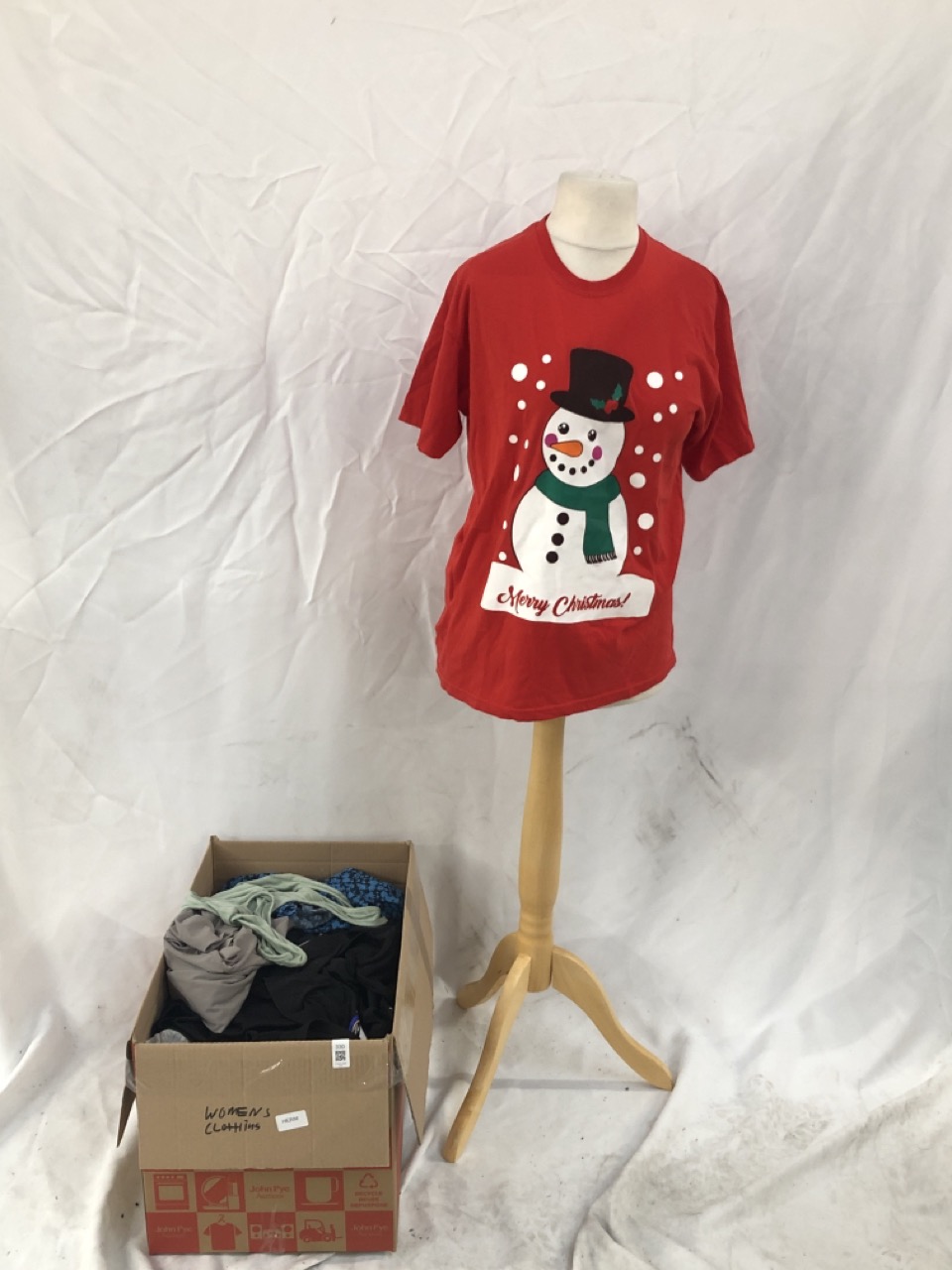 Lot 330  
            Edinburgh SR33 - Delivery Only 

                
QUANTITY OF CLOTHING & APPAREL ITEMS TO INCLUDE SHIEN GREEN CROP TOP SIZE L: LOCA...