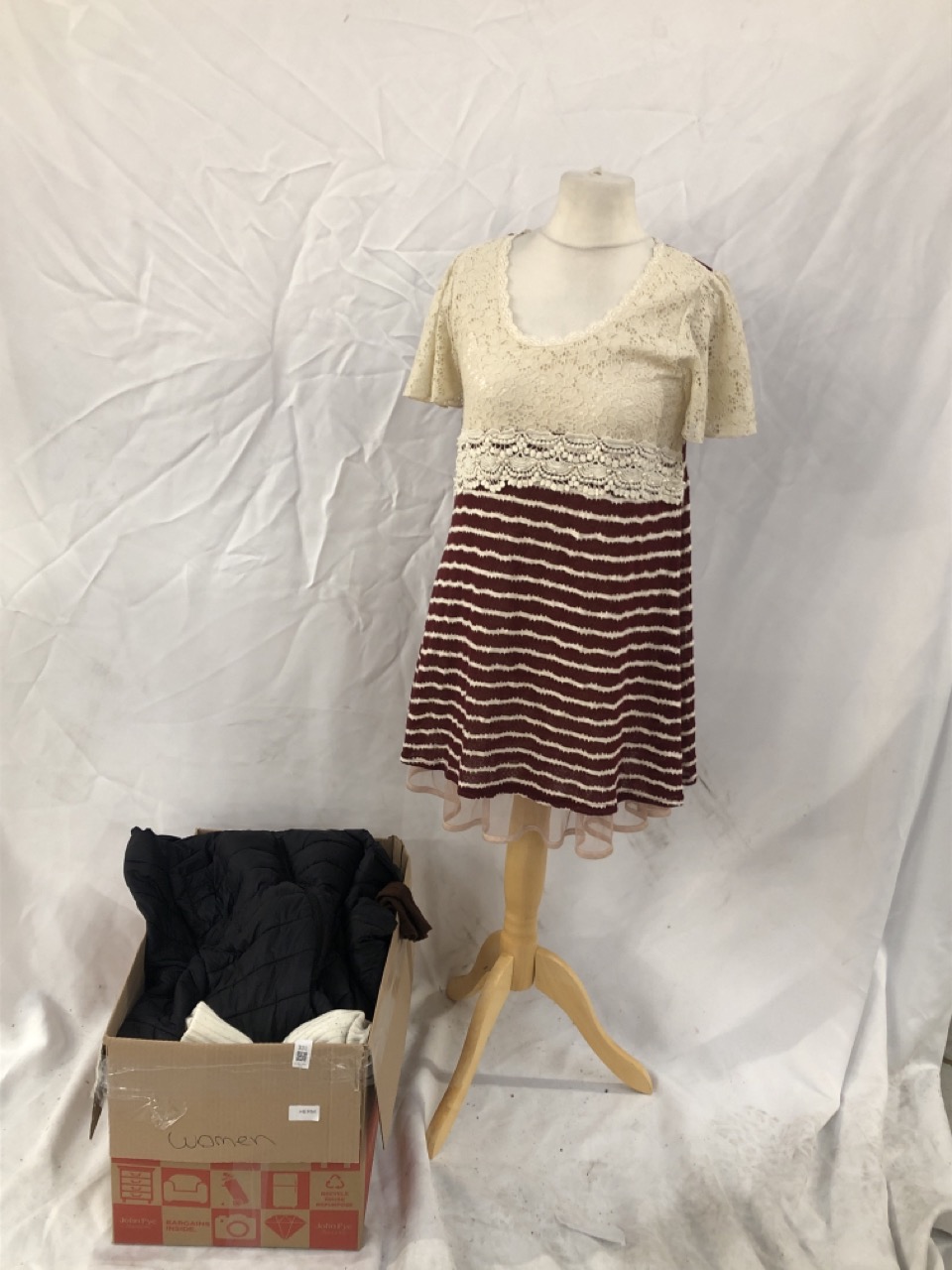 Lot 331  
            Edinburgh SR33 - Delivery Only 

                
QUANTITY OF CLOTHING & APPAREL ITEMS TO INCLUDE ORANGE TIGHTS SIZE M: LOCATION - E