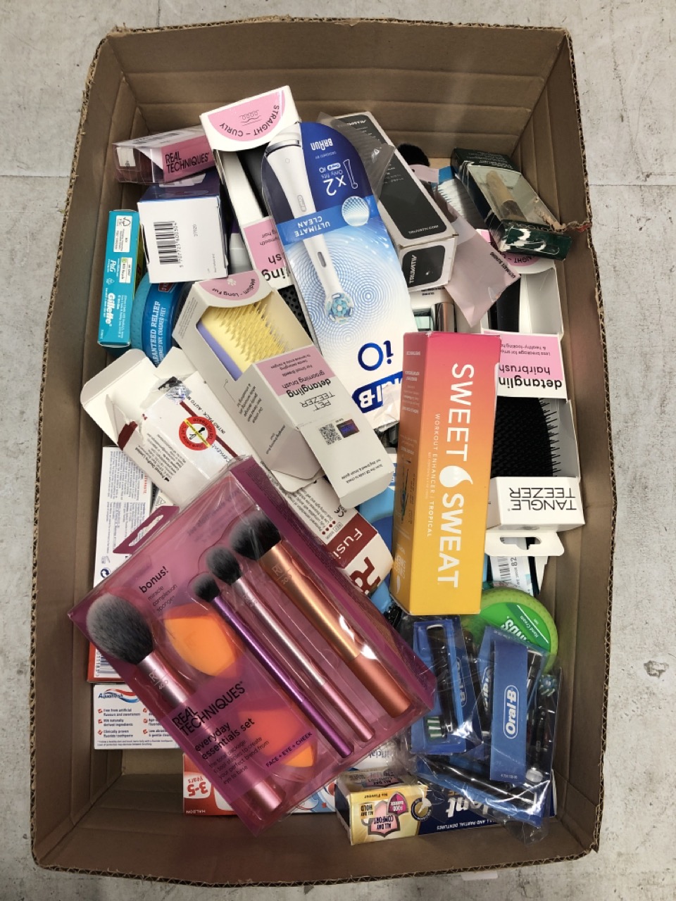 Lot 332  
            Edinburgh SR33 - Delivery Only 

                
QUANTITY OF HEALTH & BEAUTY ITEMS TO INCLUDE REAL TECHNIQUES EVERYDAY ESSENTIALS ...