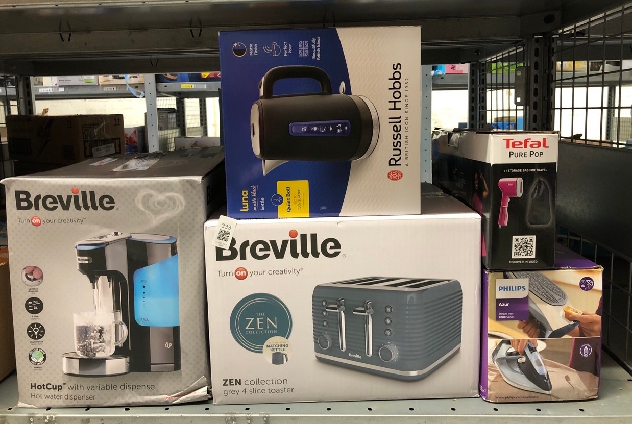 Lot 333  
            Edinburgh SR33 - Delivery Only 

                
QUANTITY OF KITCHEN & APPLIANCES ITEMS TO INCLUDE TEFAL PURE POP SLIM HANDHELD CL...