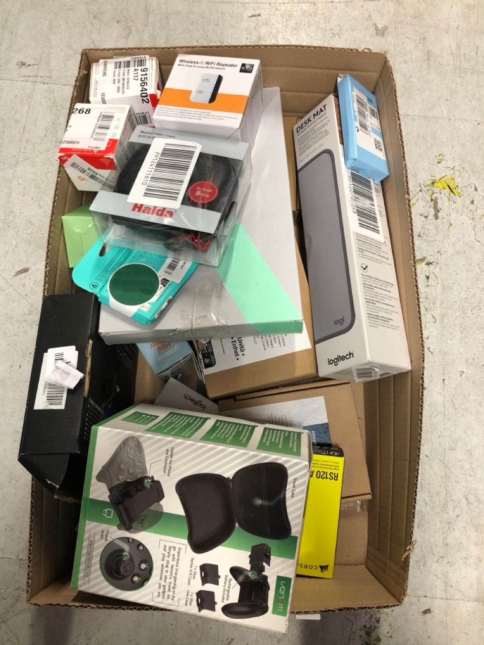 Lot 344  
            Edinburgh SR33 - Delivery Only 

                
QUANTITY OF TECH & GAMING ITEMS TO INCLUDE VENOM XBOX MOBILE PHONE TRAVEL PACK (X...