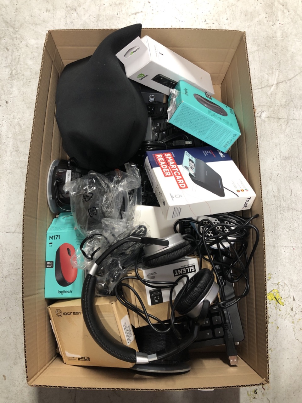 Lot 345  
            Edinburgh SR33 - Delivery Only 

                
QUANTITY OF TECH & GAMING ITEMS TO INCLUDE LOGITECH M185 WIRELESS MOUSE, 2.4GHZ W...
