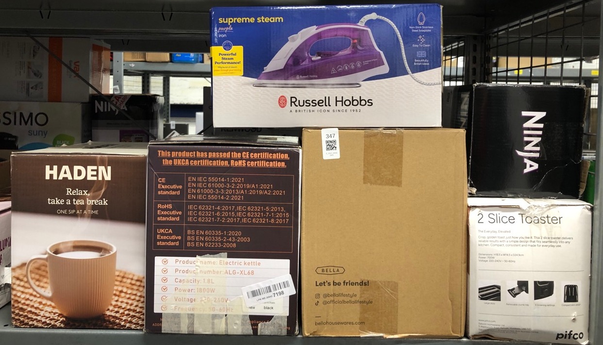 Lot 347  
            Edinburgh SR33 - Delivery Only 

                
QUANTITY OF KITCHEN & APPLIANCES ITEMS TO INCLUDE RUSSELL HOBBS SUPREME STEAM IRO...