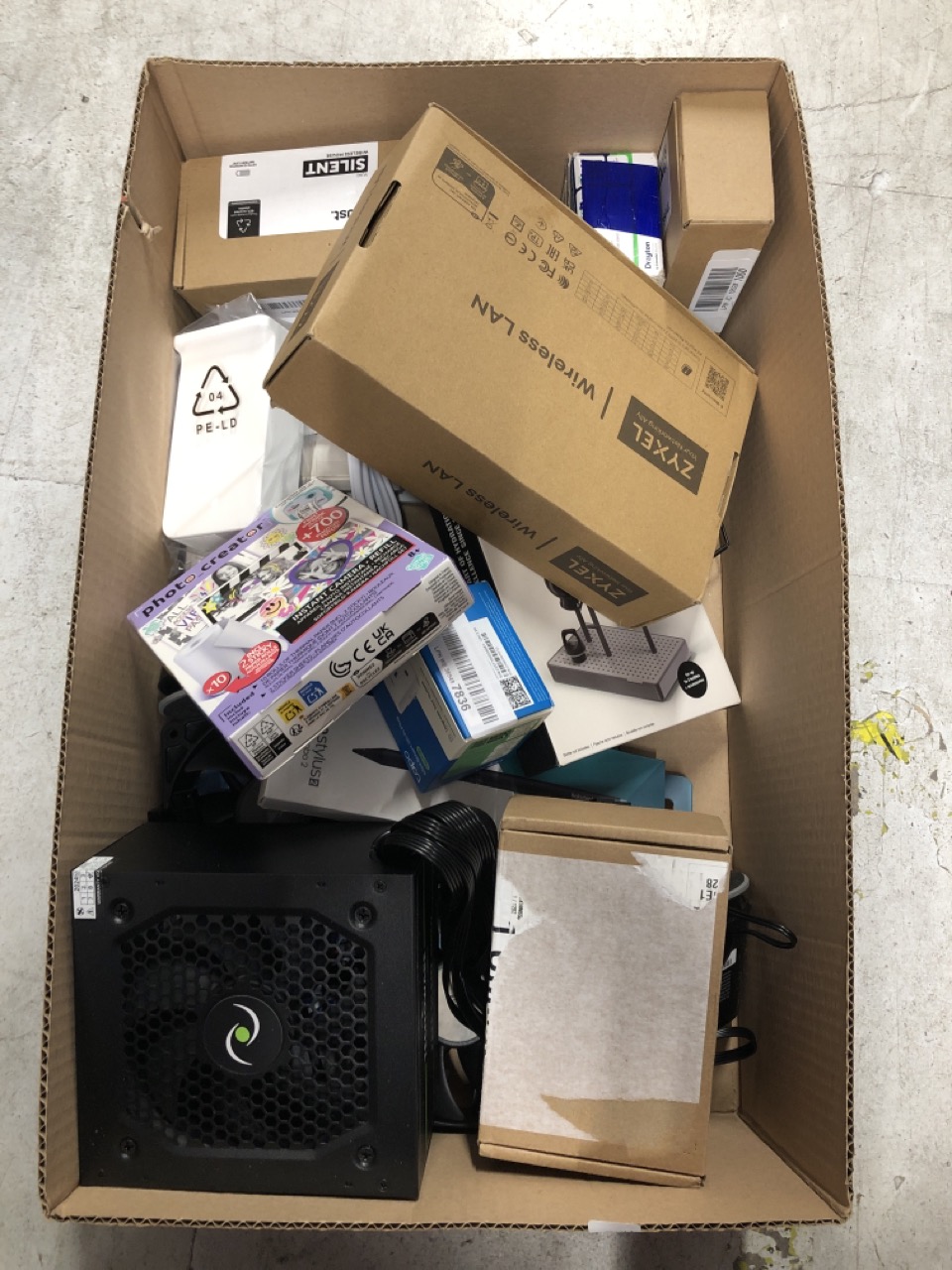 Lot 350  
            Edinburgh SR33 - Delivery Only 

                
QUANTITY OF TECH & GAMING ITEMS TO INCLUDE PHOTO CREATOR INSTANT CAMERA REFILL 10...