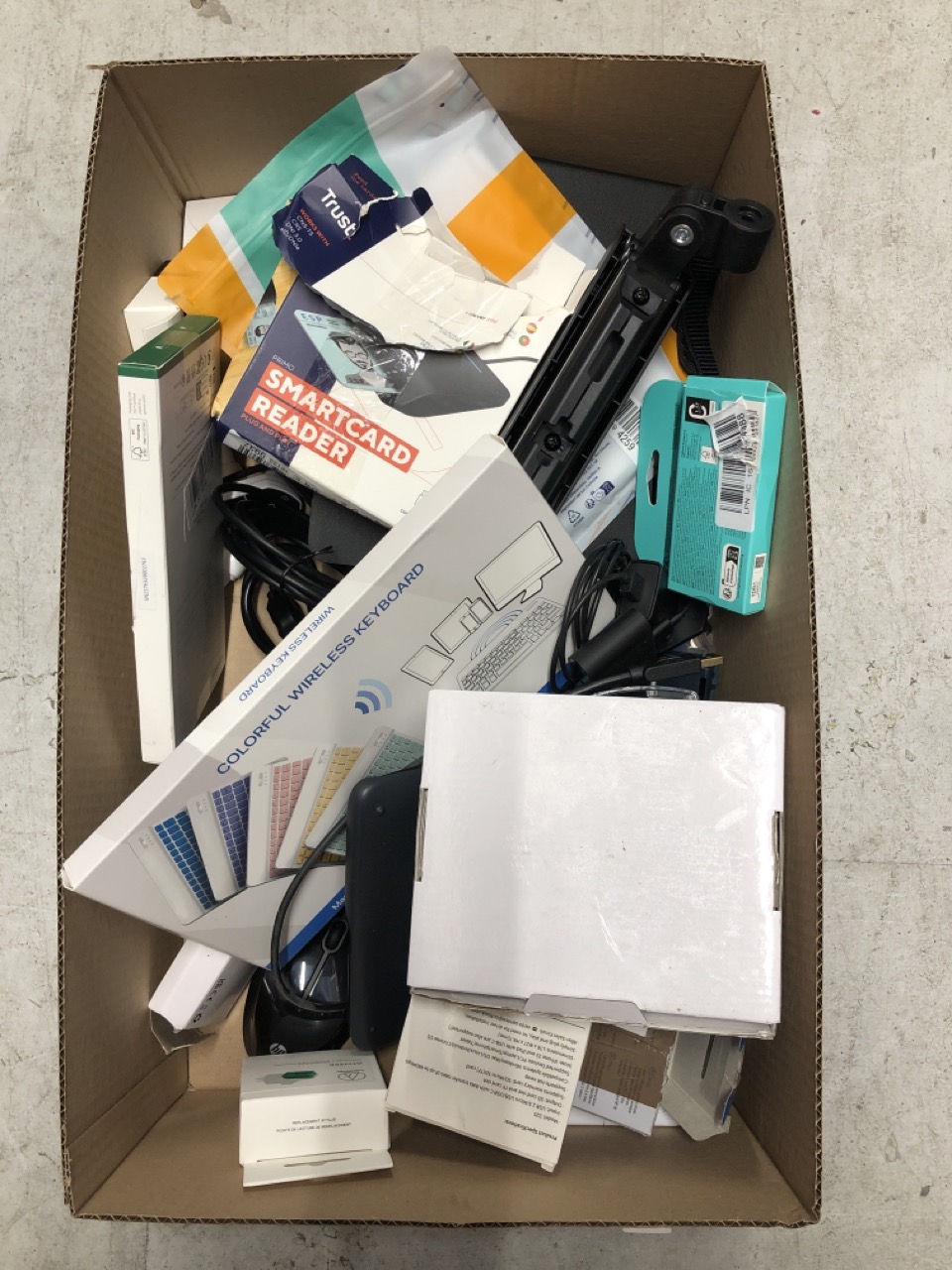 Lot 361  
            Edinburgh SR33 - Delivery Only 

                
QUANTITY OF TECH & GAMING ITEMS TO INCLUDE LOGITECH USB UNIFYING RECEIVER, 2.4 GH...