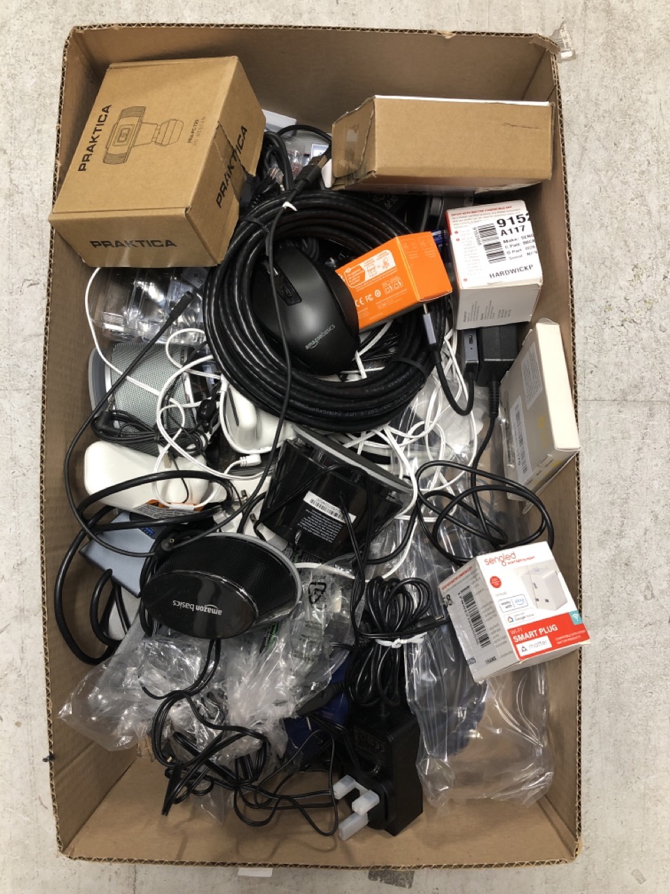 Lot 364  
            Edinburgh SR33 - Delivery Only 

                
QUANTITY OF TECH & GAMING ITEMS TO INCLUDE PRAKTICA HD WEBCAM: LOCATION - E