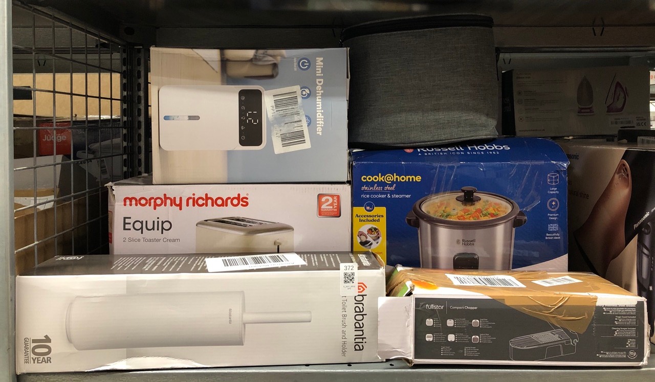 Lot 372  
            Edinburgh SR33 - Delivery Only 

                
QUANTITY OF KITCHEN & APPLIANCES ITEMS TO INCLUDE RUSSELL HOBBS RICE COOKER AND S...