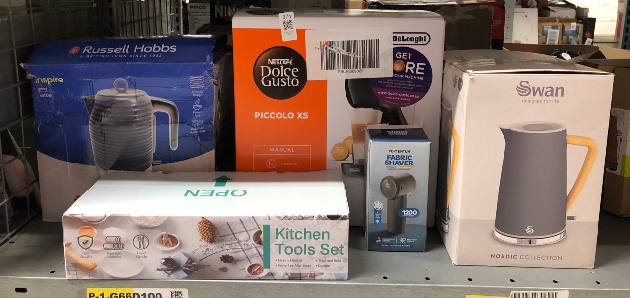 Lot 374  
            Edinburgh SR33 - Delivery Only 

                
QUANTITY OF KITCHEN & APPLIANCES ITEMS TO INCLUDE SWAN SK14610GRYN NORDIC CORDLES...