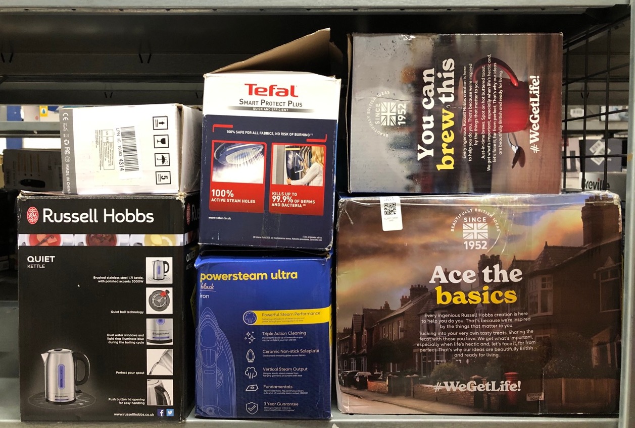 Lot 381  
            Edinburgh SR33 - Delivery Only 

                
QUANTITY OF KITCHEN & APPLIANCES ITEMS TO INCLUDE RUSSELL HOBBS HONEYCOMB ELECTRI...