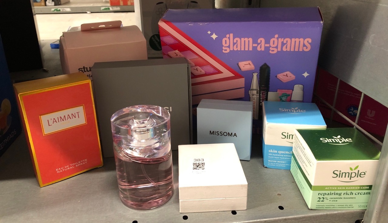 Lot 383  
            Edinburgh SR33 - Delivery Only 

                
QUANTITY OF HEALTH & BEAUTY ITEMS TO INCLUDE COTY L'AIMANT EAU DE TOILETTE 50ML: ...