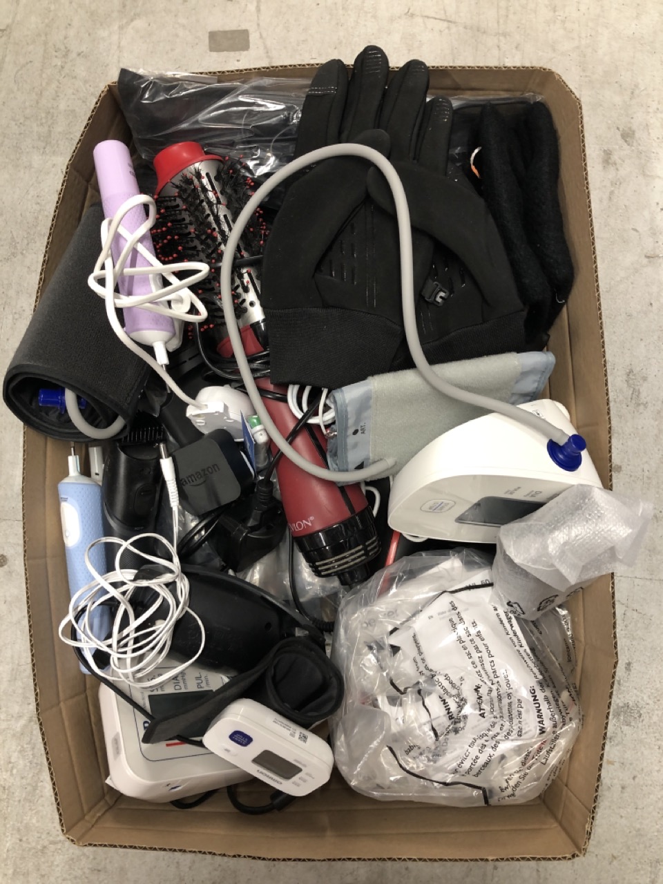 Lot 385  
            Edinburgh SR33 - Delivery Only 

                
QUANTITY OF HEALTH & BEAUTY ITEMS TO INCLUDE A & D MEDICAL UA-611 BLOOD PRESSURE ...