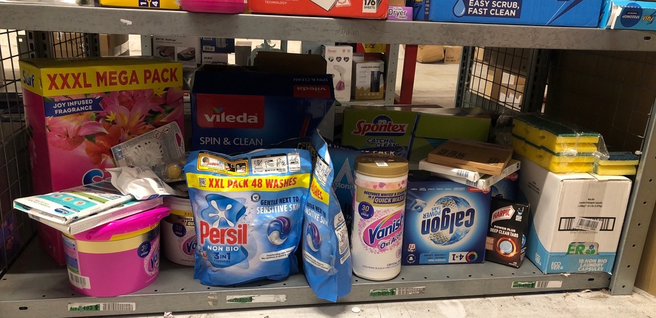 Lot 388  
            Edinburgh SR33 - Delivery Only 

                
QUANTITY OF KITCHEN & APPLIANCES ITEMS TO INCLUDE VANISH GOLD OXI ACTION STAIN RE...