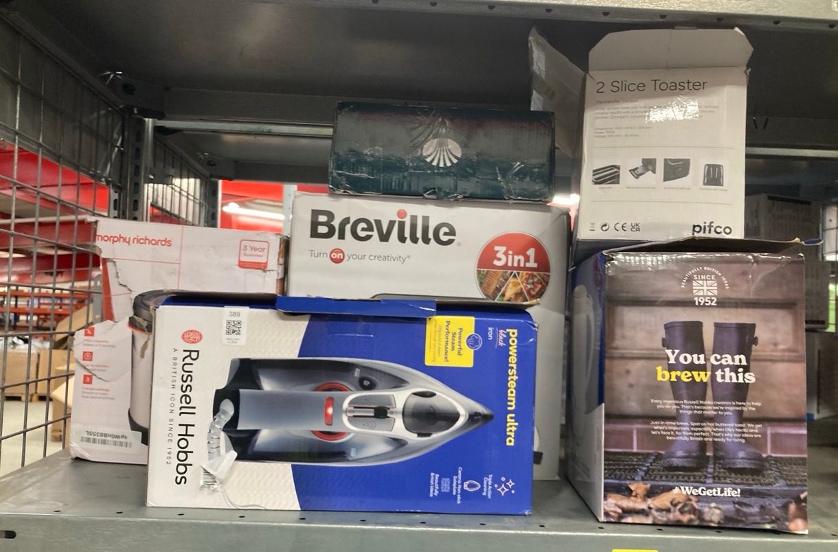 Lot 389  
            Edinburgh SR33 - Delivery Only 

                
QUANTITY OF KITCHEN & APPLIANCES ITEMS TO INCLUDE RUSSELL HOBBS STEAM IRON [3100W...