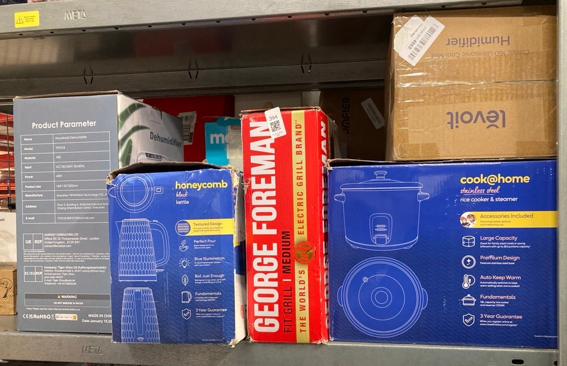 Lot 394  
            Edinburgh SR33 - Delivery Only 

                
QUANTITY OF KITCHEN & APPLIANCES ITEMS TO INCLUDE RUSSELL HOBBS HONEYCOMB ELECTRI...