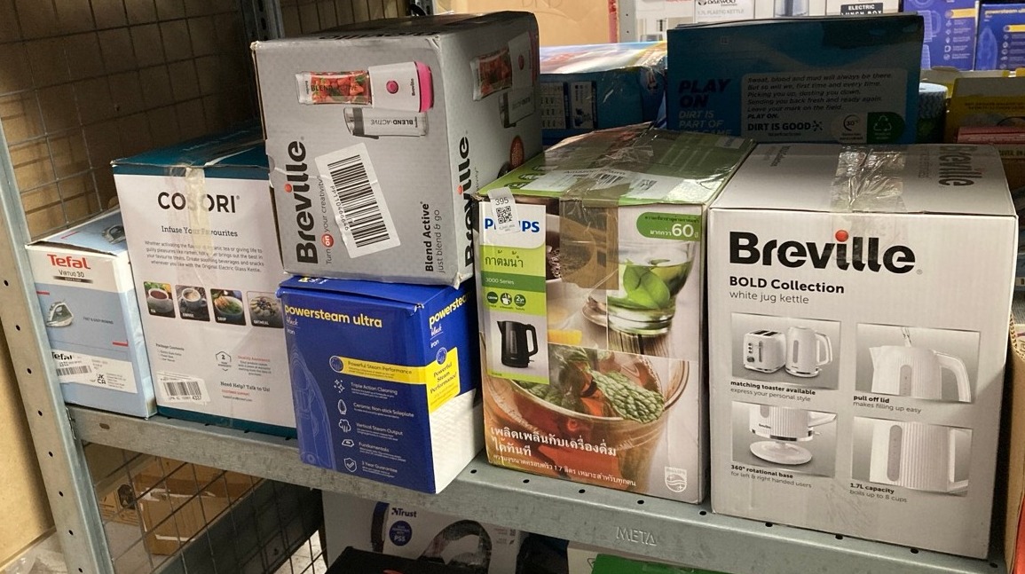 Lot 395  
            Edinburgh SR33 - Delivery Only 

                
QUANTITY OF KITCHEN & APPLIANCES ITEMS TO INCLUDE RUSSELL HOBBS STEAM IRON [3100W...