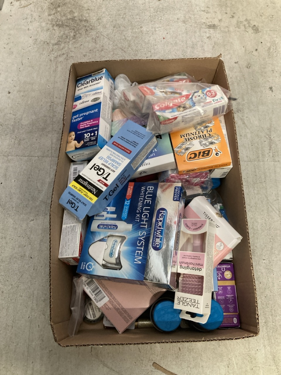 Lot 396  
            Edinburgh SR33 - Delivery Only 

                
QUANTITY OF HEALTH & BEAUTY ITEMS TO INCLUDE WELLKID PEPPA PIG CHEWABLE GUMMY VIT...