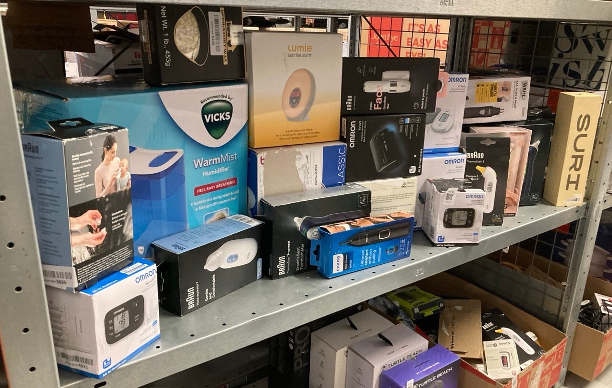 Lot 406  
            Edinburgh SR33 - Delivery Only 

                
QUANTITY OF HEALTH & BEAUTY ITEMS TO INCLUDE OMRON RS7 INTELLI IT WRIST BLOOD PRE...