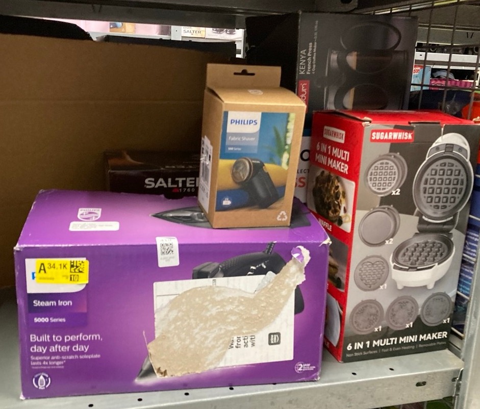 Lot 419  
            Edinburgh SR33 - Delivery Only 

                
QUANTITY OF KITCHEN & APPLIANCES ITEMS TO INCLUDE PHILIPS FABRIC SHAVER – FAST PI...