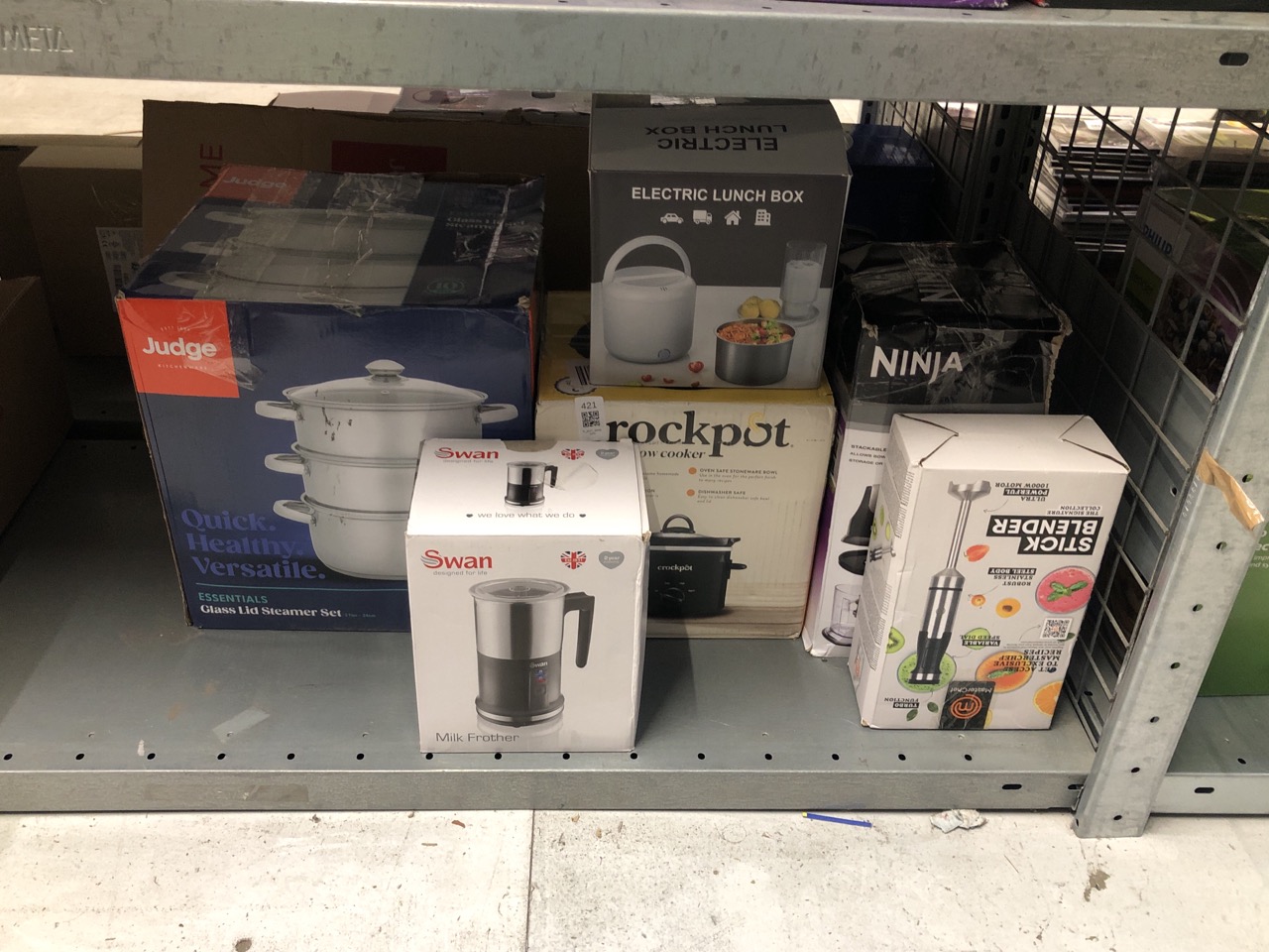 Lot 421  
            Edinburgh SR33 - Delivery Only 

                
QUANTITY OF KITCHEN & APPLIANCES ITEMS TO INCLUDE MASTERCHEF HAND BLENDER FOR KIT...