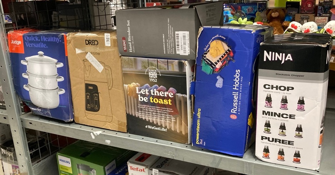 Lot 427  
            Edinburgh SR33 - Delivery Only 

                
QUANTITY OF KITCHEN & APPLIANCES ITEMS TO INCLUDE RUSSELL HOBBS STEAM IRON [3100W...