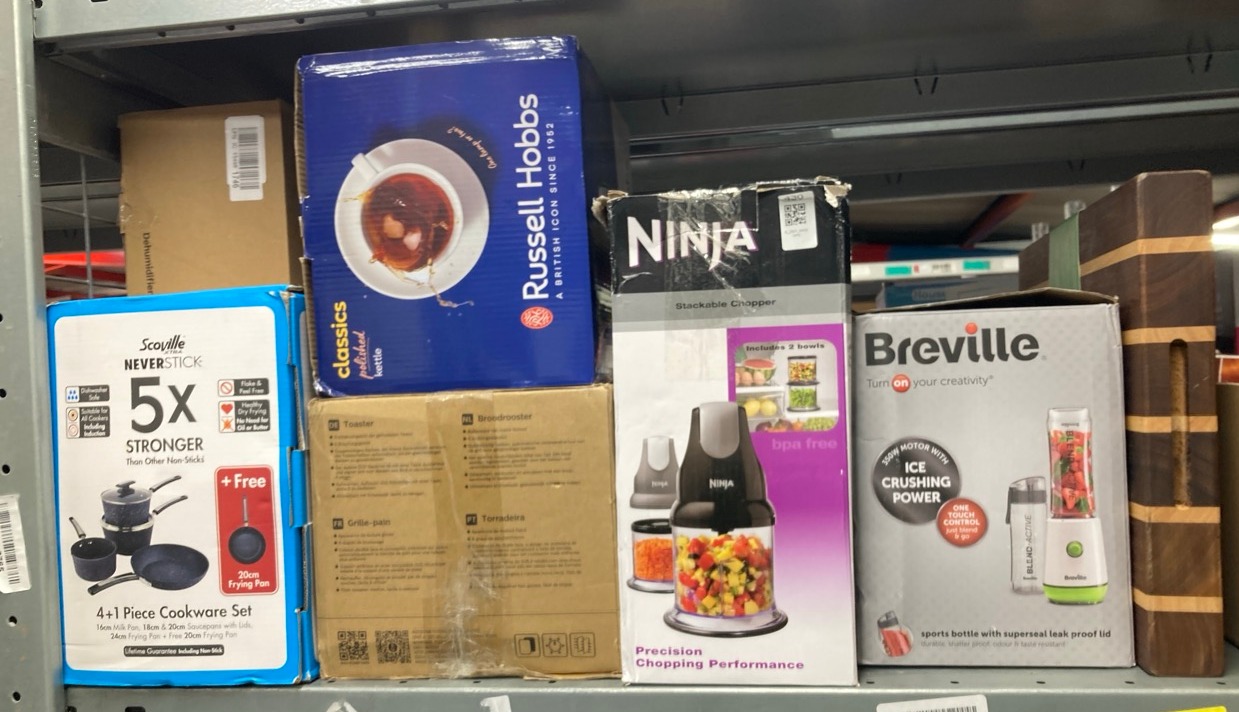 Lot 430  
            Edinburgh SR33 - Delivery Only 

                
QUANTITY OF KITCHEN & APPLIANCES ITEMS TO INCLUDE NINJA PROFESSIONAL CHOPPER [NJ1...