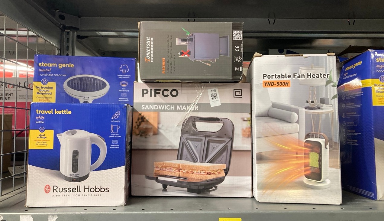 Lot 438  
            Edinburgh SR33 - Delivery Only 

                
QUANTITY OF KITCHEN & APPLIANCES ITEMS TO INCLUDE RUSSELL HOBBS ELECTRIC 0.85L TR...