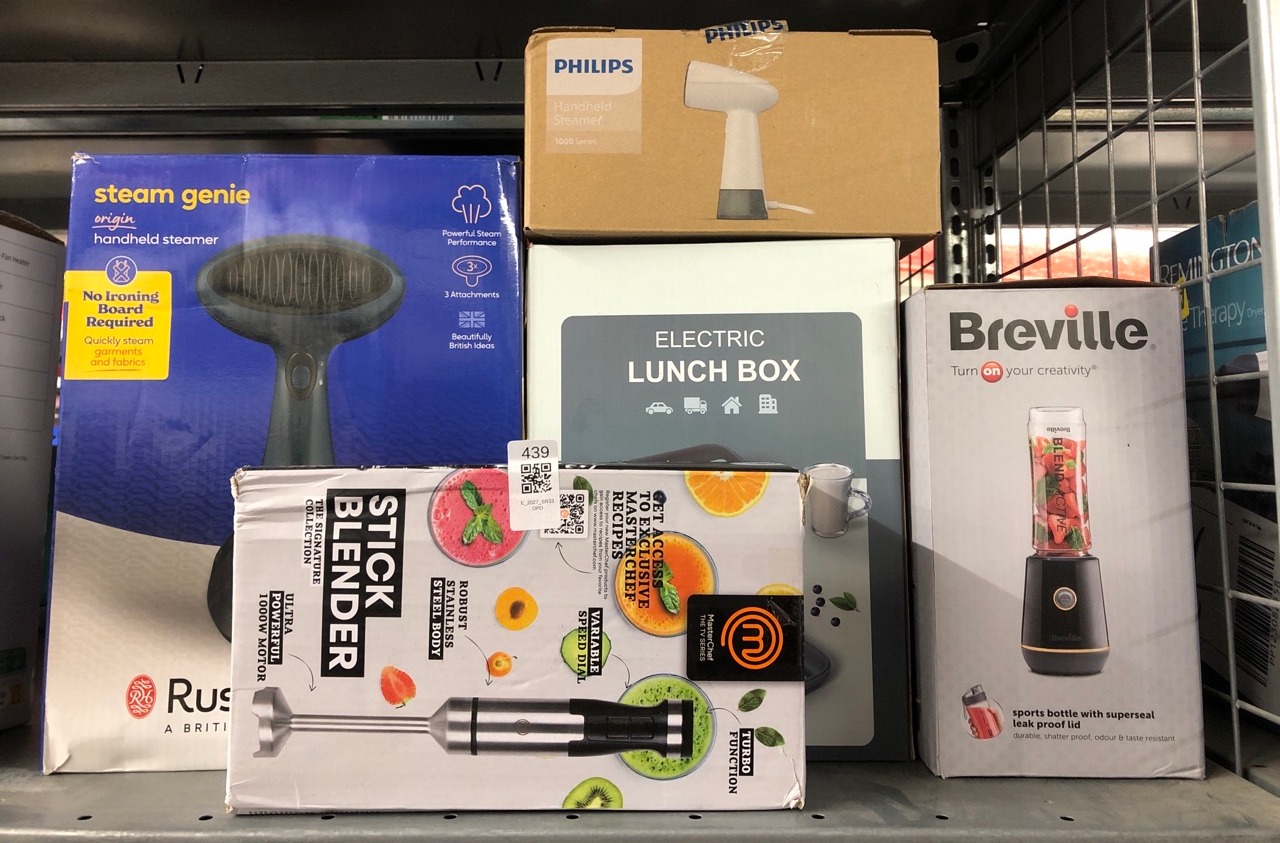 Lot 439  
            Edinburgh SR33 - Delivery Only 

                
QUANTITY OF KITCHEN & APPLIANCES ITEMS TO INCLUDE MASTERCHEF HAND BLENDER FOR KIT...