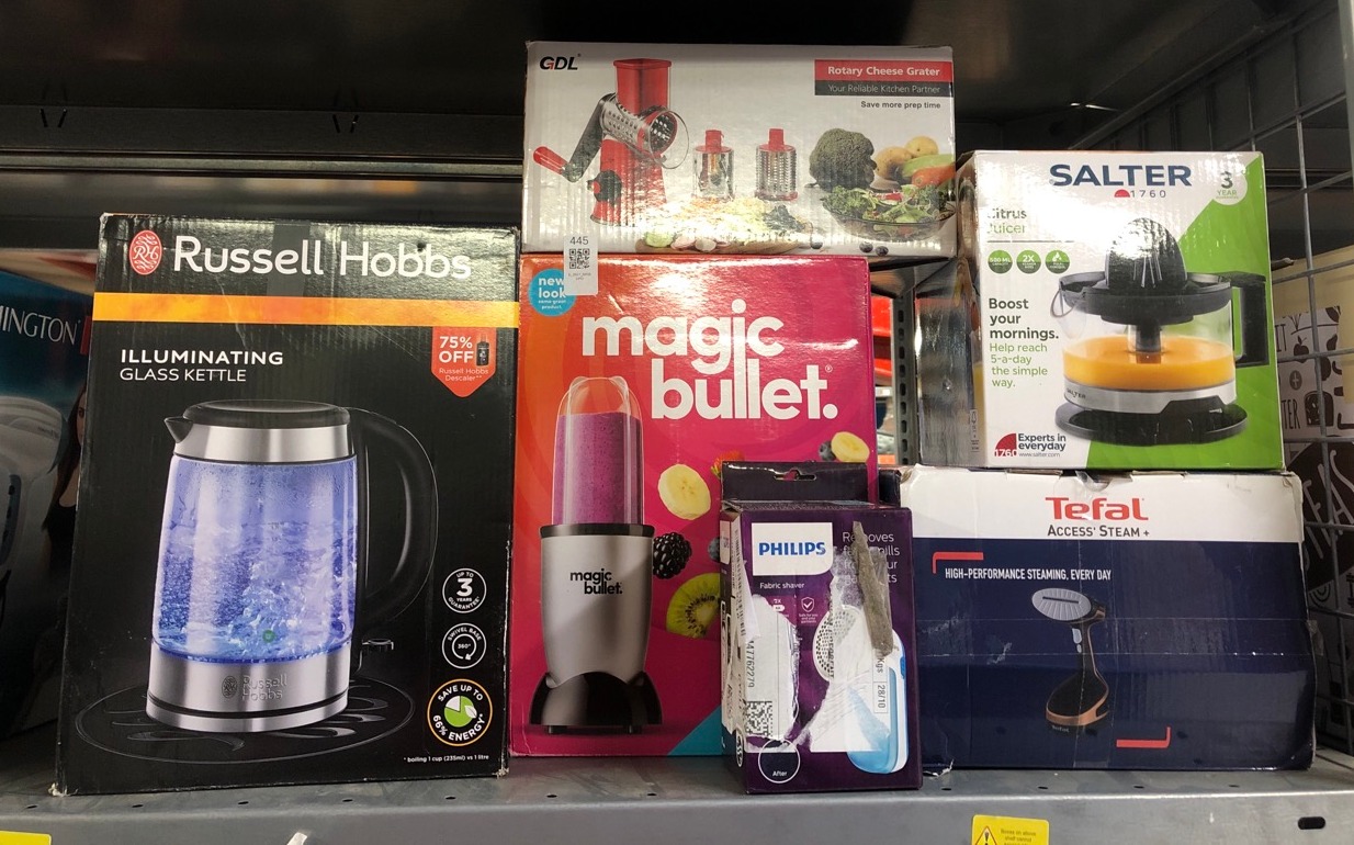 Lot 445  
            Edinburgh SR33 - Delivery Only 

                
QUANTITY OF KITCHEN & APPLIANCES ITEMS TO INCLUDE RUSSELL HOBBS ILLUMINATING 1.7L...