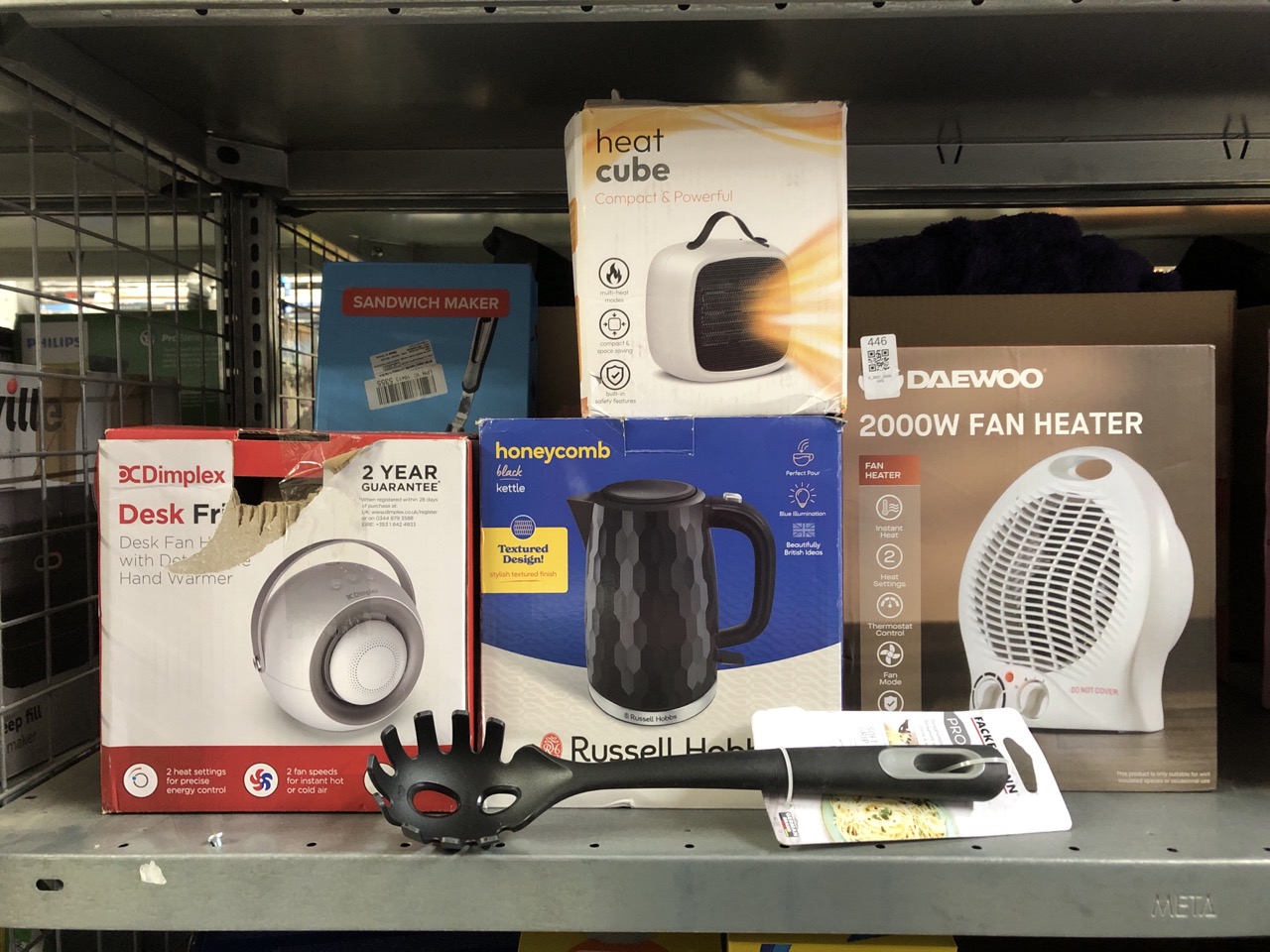 Lot 446  
            Edinburgh SR33 - Delivery Only 

                
QUANTITY OF KITCHEN & APPLIANCES ITEMS TO INCLUDE DAEWOO 2000W FAN HEATER, UPRIGH...