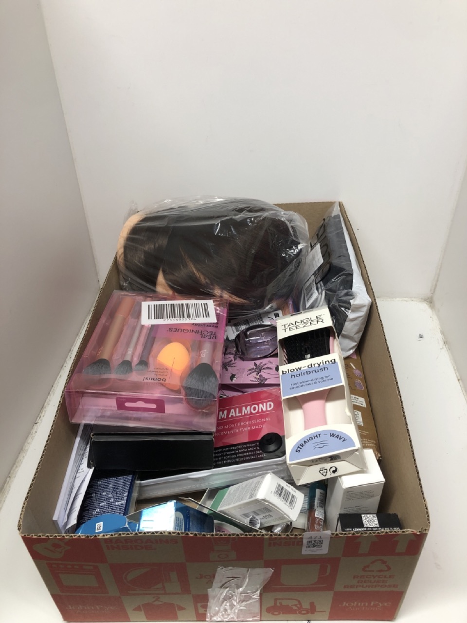 Lot 471  
            Edinburgh SR33 - Delivery Only 

                
QUANTITY OF HEALTH & BEAUTY ITEMS TO INCLUDE HERO COSMETICS RESCUE BALM POST-BLEM...