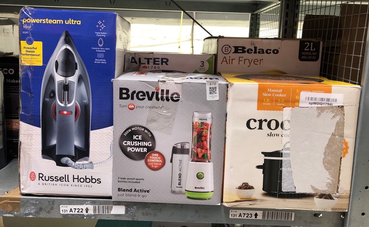 Lot 478  
            Edinburgh SR33 - Delivery Only 

                
QUANTITY OF KITCHEN & APPLIANCES ITEMS TO INCLUDE RUSSELL HOBBS STEAM IRON [3100W...