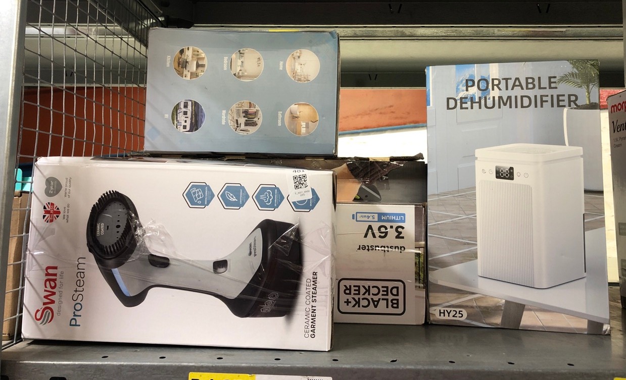 Lot 481  
            Edinburgh SR33 - Delivery Only 

                
QUANTITY OF KITCHEN & APPLIANCES ITEMS TO INCLUDE SWAN SI12022N PORTABLE GARMENT ...