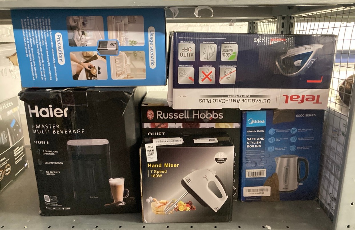 Lot 484  
            Edinburgh SR33 - Delivery Only 

                
QUANTITY OF KITCHEN & APPLIANCES ITEMS TO INCLUDE TEFAL ULTRAGLIDE, POWERFUL STEA...