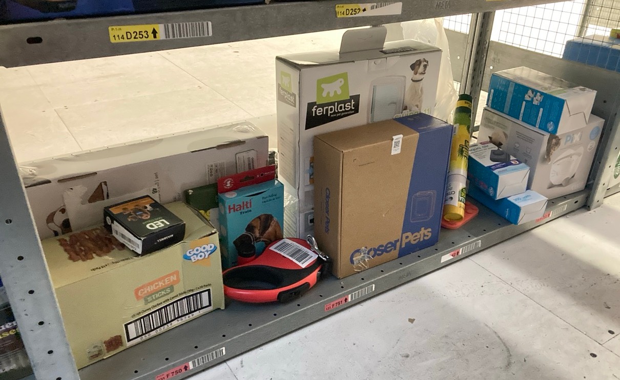Lot 487  
            Edinburgh SR33 - Delivery Only 

                
QUANTITY OF PET PRODUCTS ITEMS TO INCLUDE CAT MATE ELITE I.D DISC CAT FLAP WITH T...