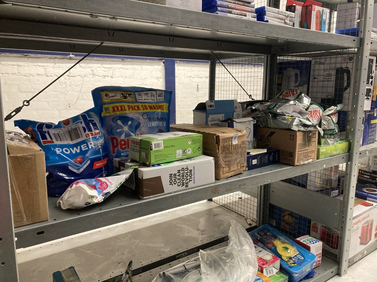 Lot 499  
            Edinburgh SR33 - Delivery Only 

                
QUANTITY OF ITEMS TO INCLUDE DR. BECKMANN OXI POWER STAIN REMOVER FOR COLOURS | F...