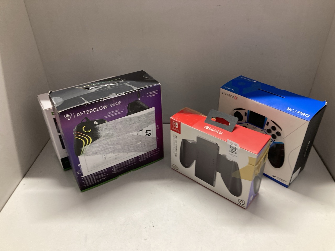 Lot 504  
            Edinburgh SR33 - Delivery Only 

                
QUANTITY OF TECH & GAMING ITEMS TO INCLUDE POWERA JOY-CON COMFORT GRIP FOR NINTEN...