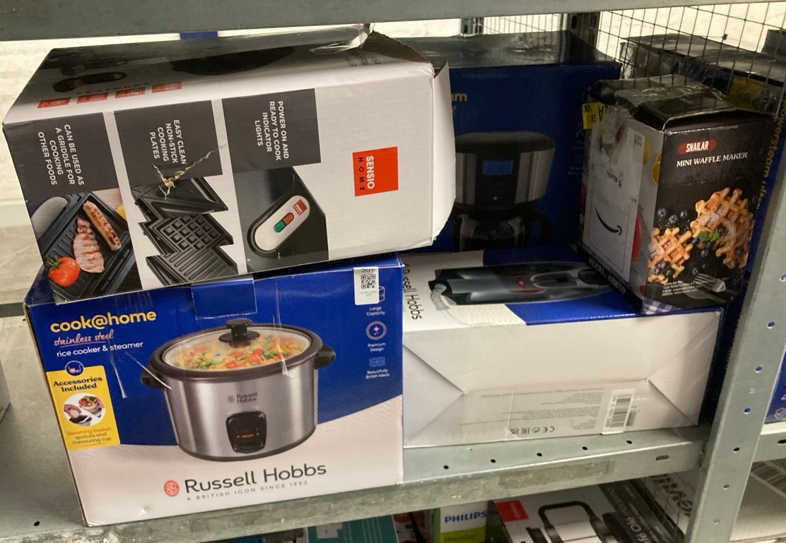 Lot 507  
            Edinburgh SR33 - Delivery Only 

                
QUANTITY OF KITCHEN & APPLIANCES ITEMS TO INCLUDE RUSSELL HOBBS ELECTRIC RICE COO...