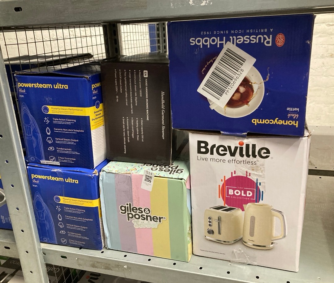 Lot 514  
            Edinburgh SR33 - Delivery Only 

                
QUANTITY OF KITCHEN & APPLIANCES ITEMS TO INCLUDE RUSSELL HOBBS HONEYCOMB ELECTRI...