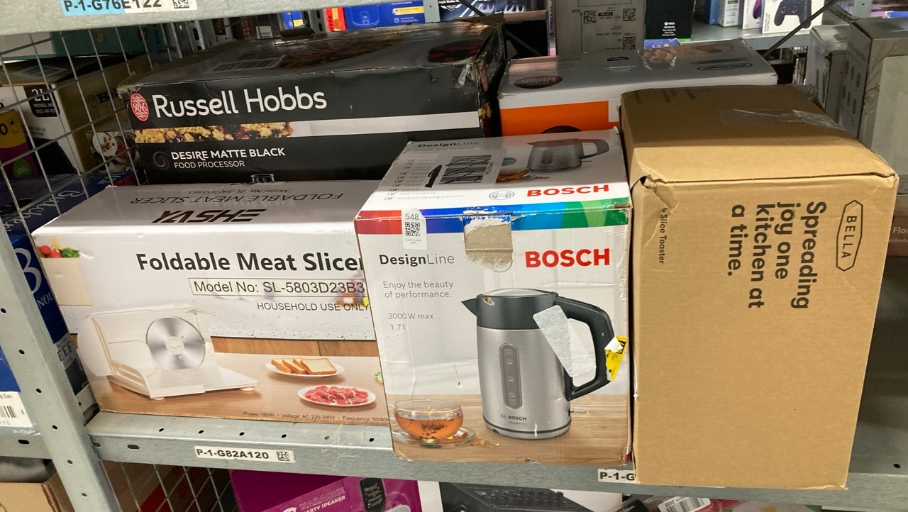 Lot 548  
            Edinburgh SR33 - Delivery Only 

                
QUANTITY OF KITCHEN & APPLIANCES ITEMS TO INCLUDE BOSCH DESIGNLINE PLUS TWK4P440G...