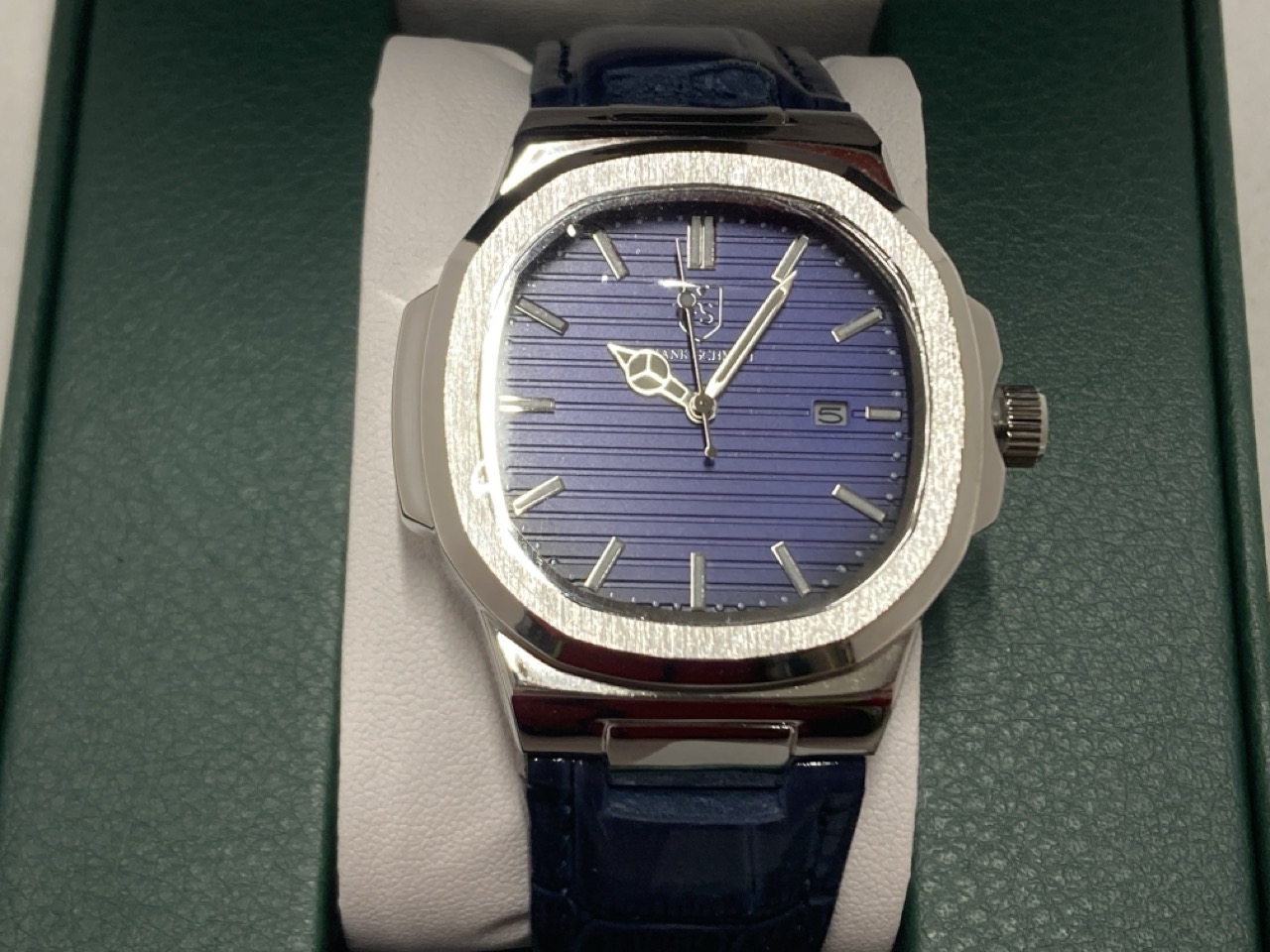 Lot 7  
            Edinburgh SR33 - Delivery Only 

                
MENS FRANK SCHMIDT WATCH TEXTURED DIAL WITH DATE BLUE LEATHER STRAP AMBASSADOR: L...