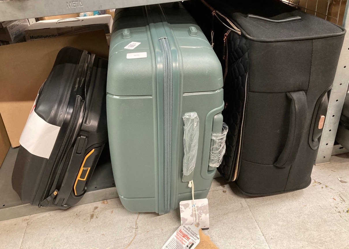 Lot 83  
            Edinburgh SR33 - Delivery Only 

                
QUANTITY OF ITEMS TO INCLUDE AEROLITE MEDIUM 24IN 67L PREMIUM LIGHTWEIGHT POLYPRO...