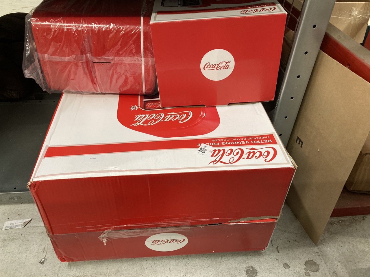 Lot 95  
            Edinburgh SR33 - Delivery Only 

                
QUANTITY OF KITCHEN & APPLIANCES ITEMS TO INCLUDE KOOLATRON COCA COLA MINI FRIDGE...