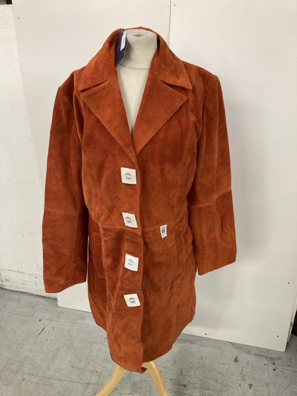 Lot 96  
            Edinburgh SR33 - Delivery Only 

                
BOUTIQUE ENGLAND ORANGE COAT SIZE 14 : LOCATION - B