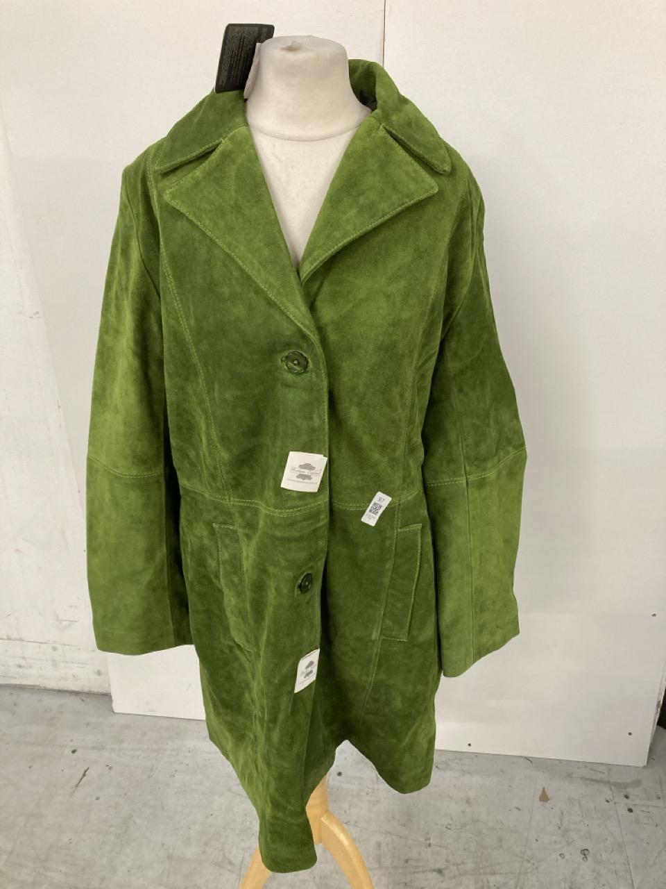 Lot 97  
            Edinburgh SR33 - Delivery Only 

                
BOUTIQUE ENGLAND GREEN COAT SIZE 14 : LOCATION - B