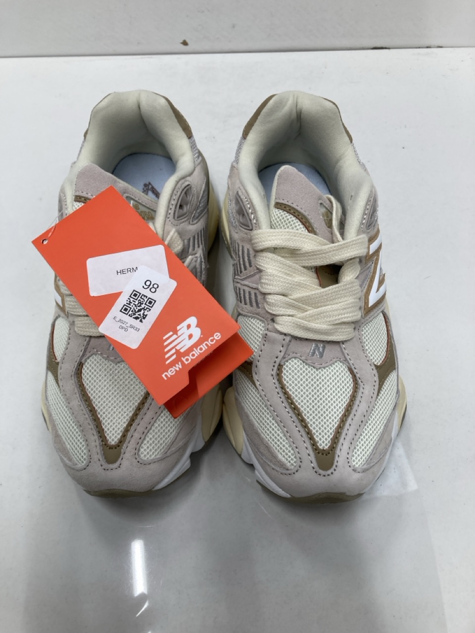 Lot 98  
            Edinburgh SR33 - Delivery Only 

                
NEW BALANCE GREY AND GREEN SHOES SIZE 4.5 : LOCATION - B