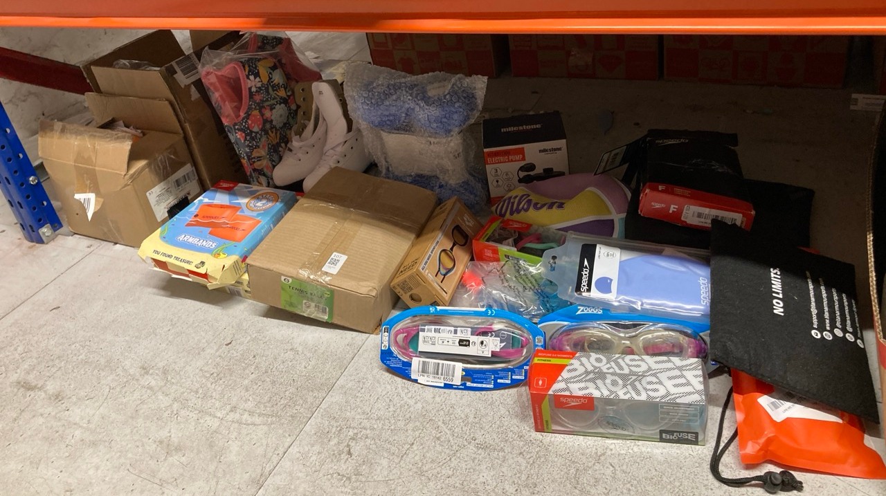 Lot 107  
            Edinburgh SR33 - Delivery Only 

                
QUANTITY OF SPORTS & EXERCISE ITEMS TO INCLUDE ARENA TRACKS MIRROR UNISEX ADULT R...