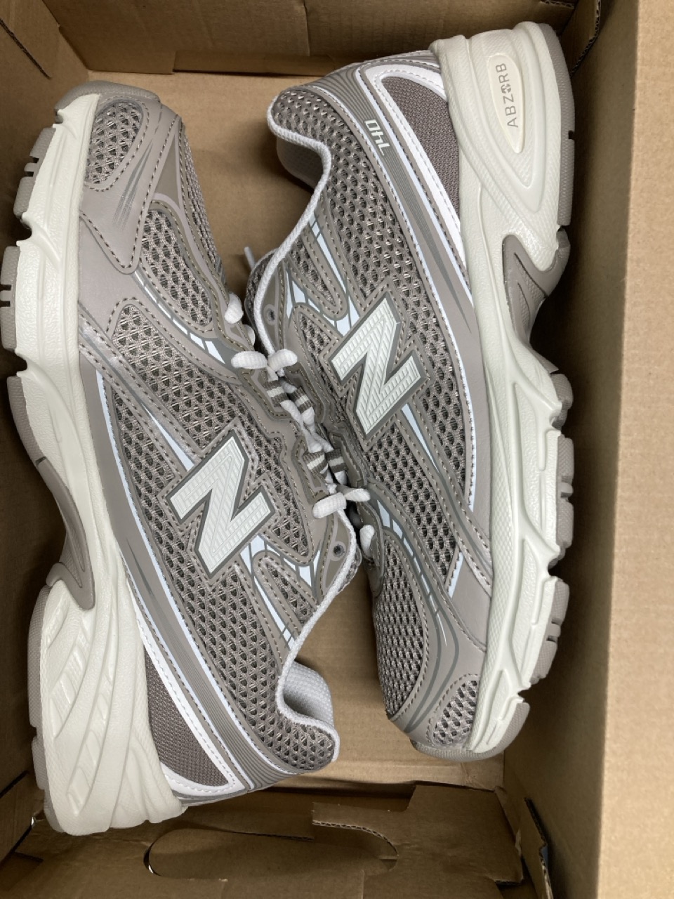 Lot 151  
            Edinburgh SR33 - Delivery Only 

                
NEW BALANCE SNEAKERS SIZE 5.5 UK: LOCATION - B RACK