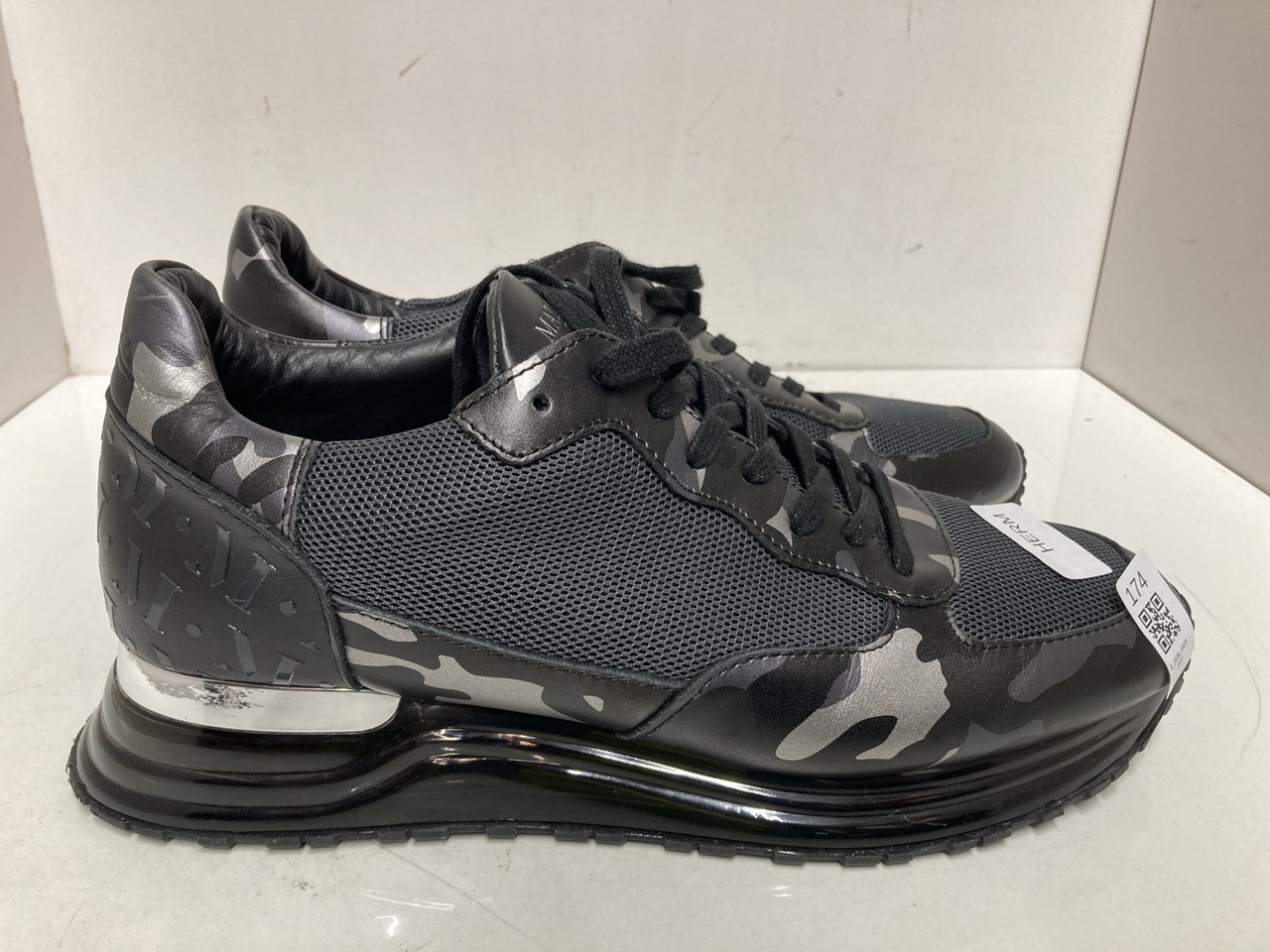 Lot 174  
            Edinburgh SR33 - Delivery Only 

                
MALLET LONDON TRAINERS SIZE UK 10: LOCATION - B RACK