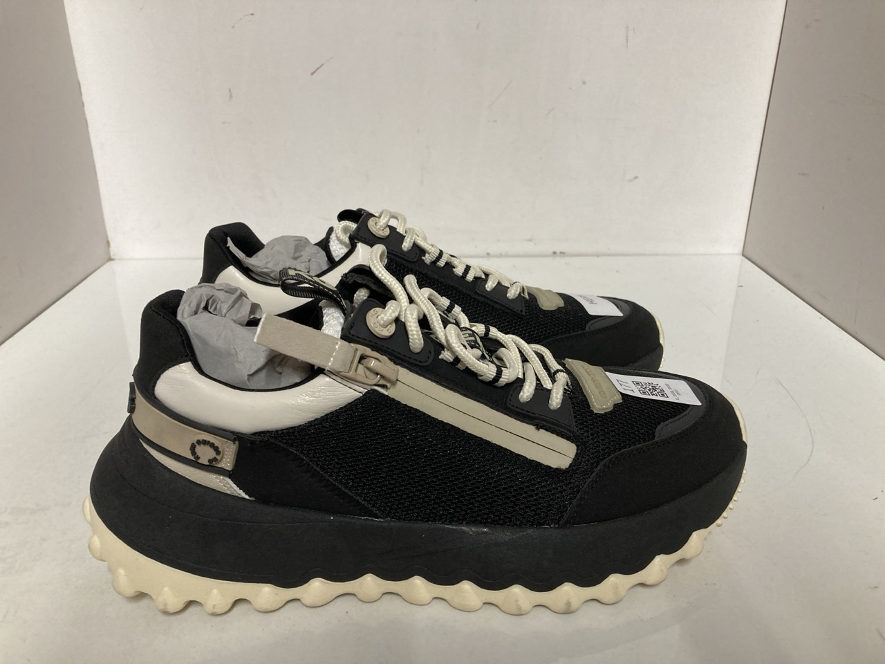 Lot 177  
            Edinburgh SR33 - Delivery Only 

                
KURT GEIGER TRAINERS SIZE 6: LOCATION - B RACK